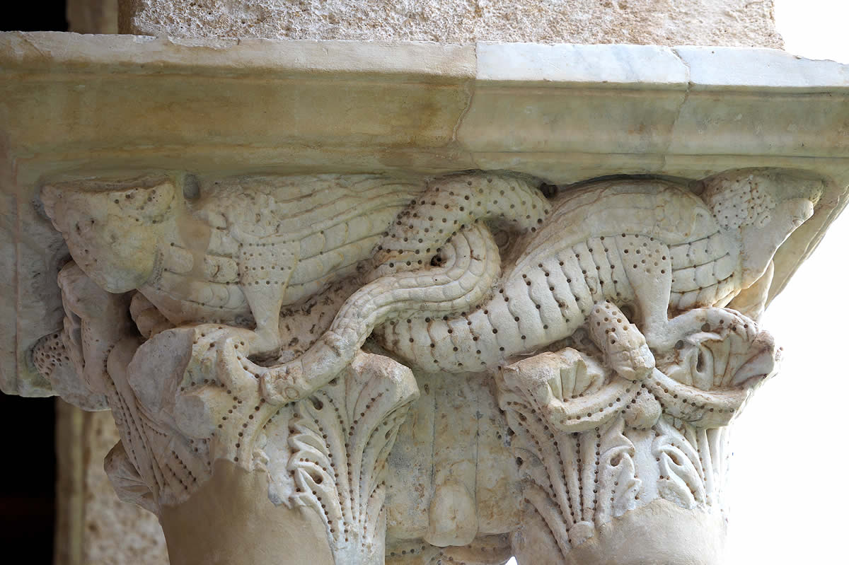 Capitel con arpías