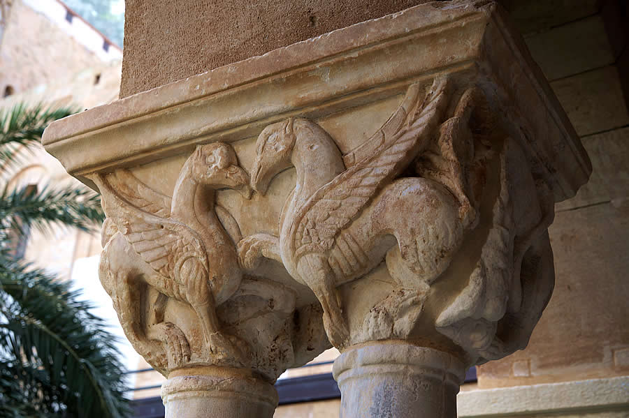 Capitel de grifos en el claustro