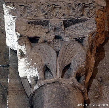 Capitel con aves en el interior