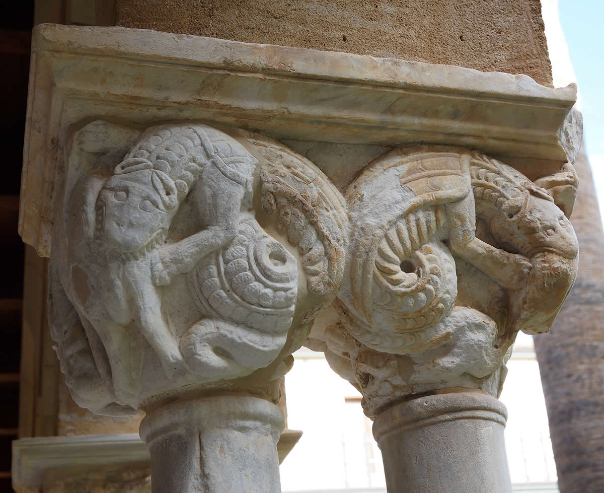 Capiteles con dragones
