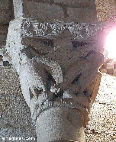 Capitel del interior de la Colegiata de Cervatos