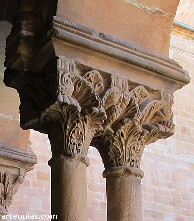 Capiteles vegetales pr&oacute;ximos a algunos de los claustros cistercienses