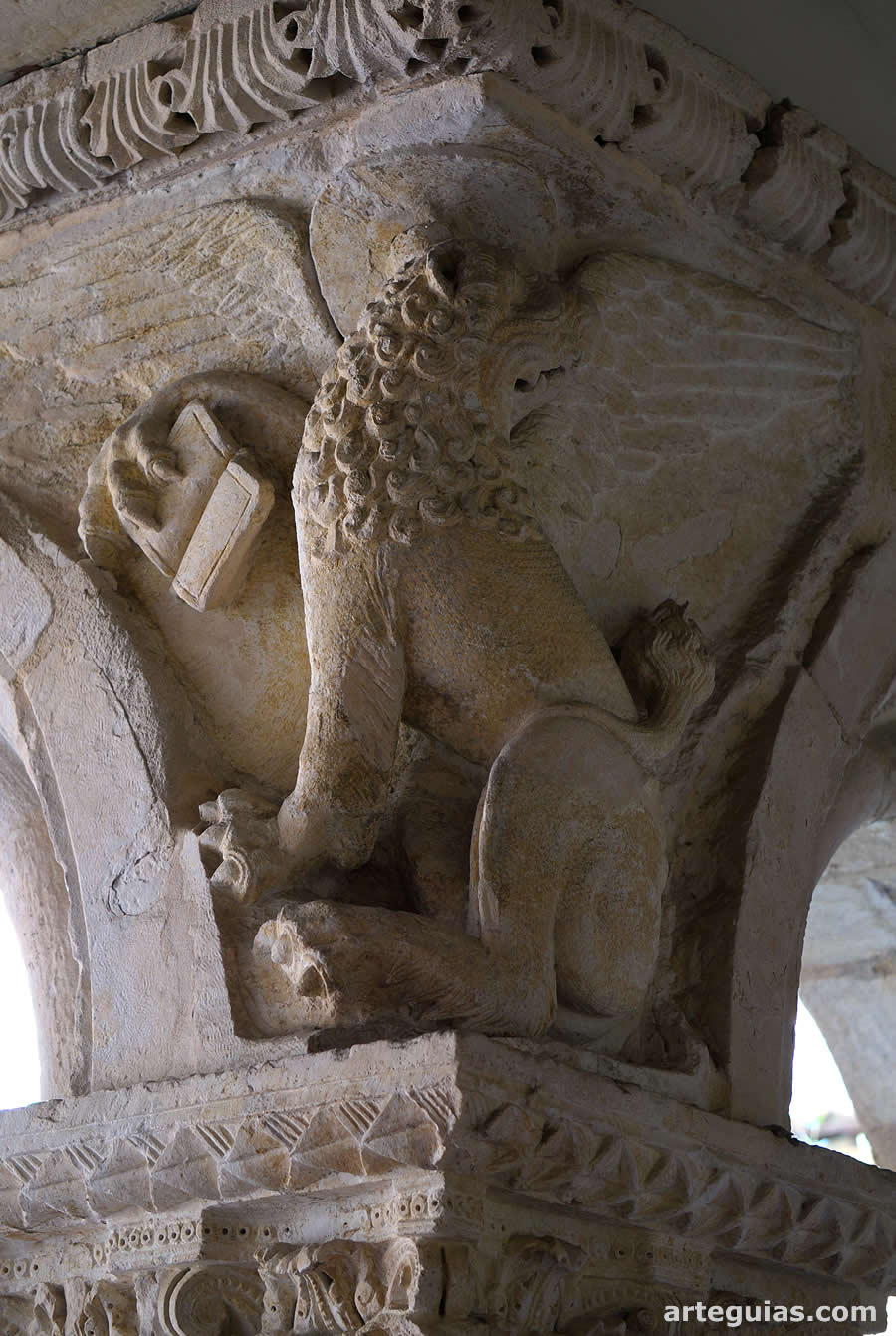 León de San Marcos en el claustro catedralicio