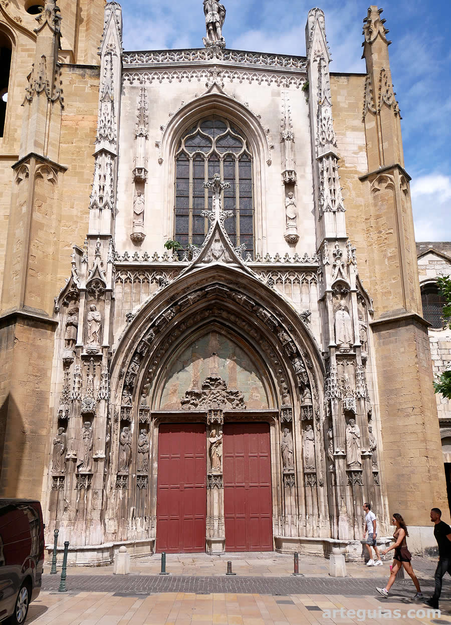Fachada gótica de la Catedral de Aix-en-Provence, Francia