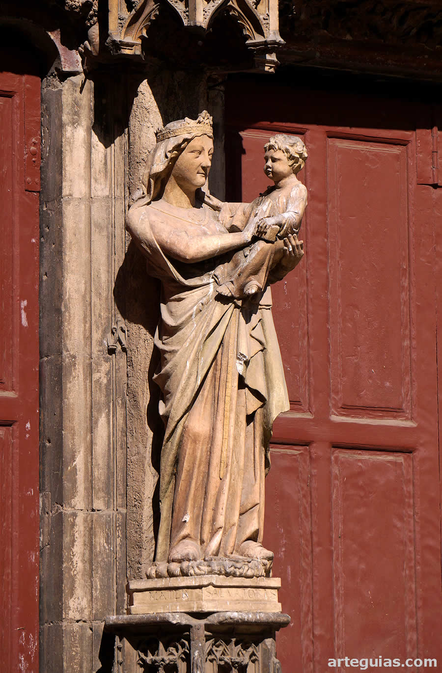 Virgen gótica en el parteluz