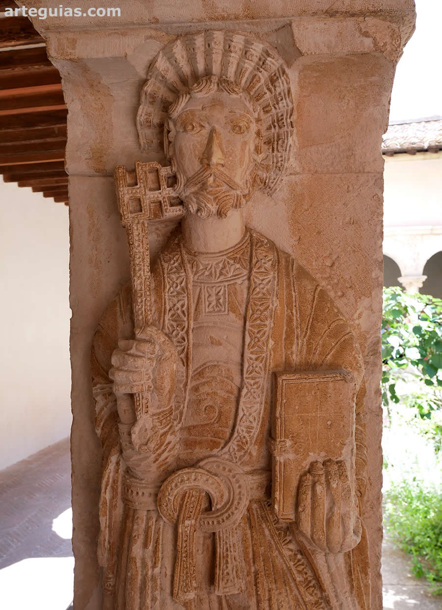 Relieve de San Pedro en el claustro