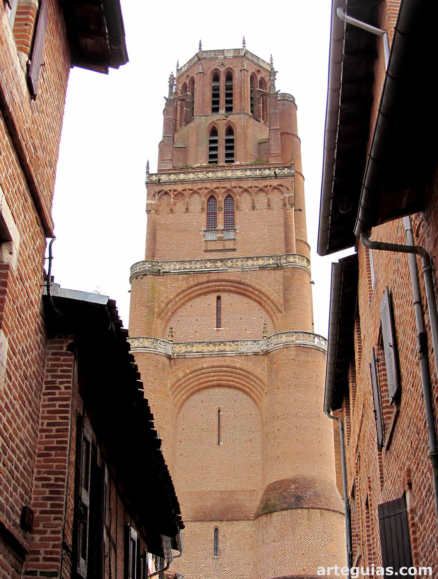 Torre campnario de ladrillo con aspecto militar