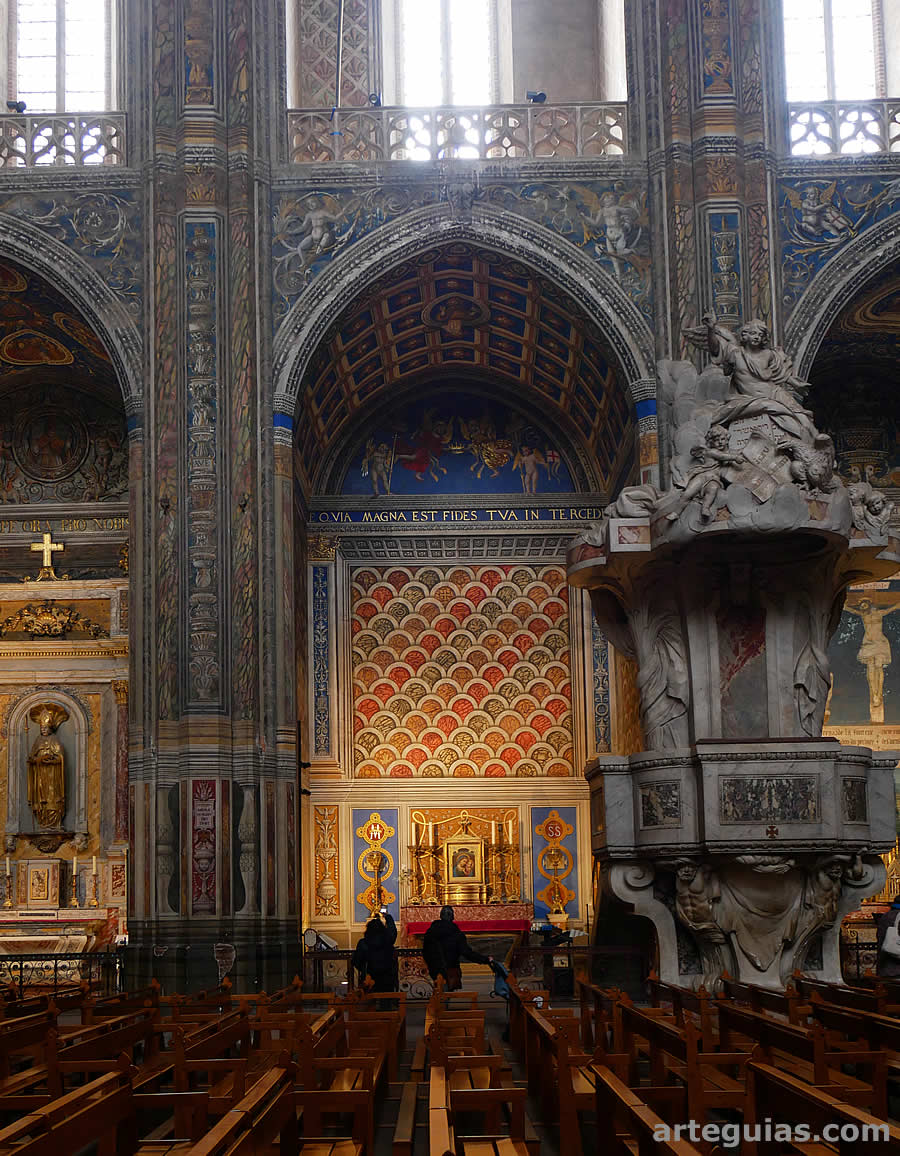 La Catedral de Albi tiene una nave ya los lados numerosas capillas