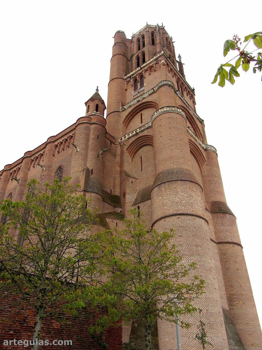 Torre campanario de casi 80 metros de altura