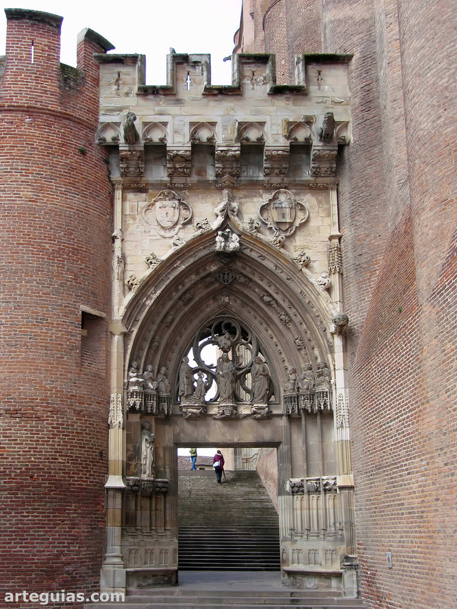 ortada g&oacute;tica flam&iacute;gera de acceso a la catedral de Albi