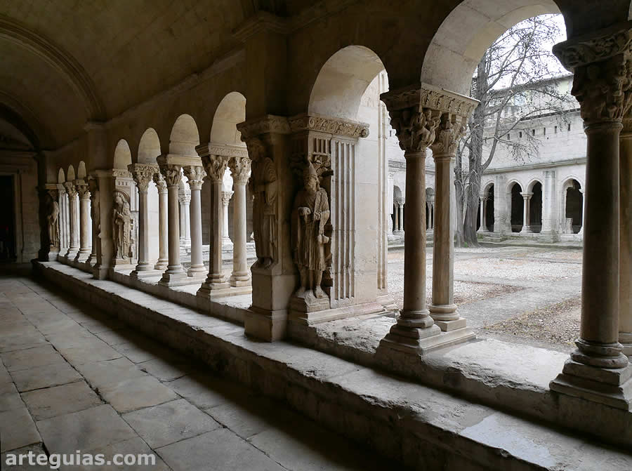 Una de las pandas rom&aacute;nicas del claustro