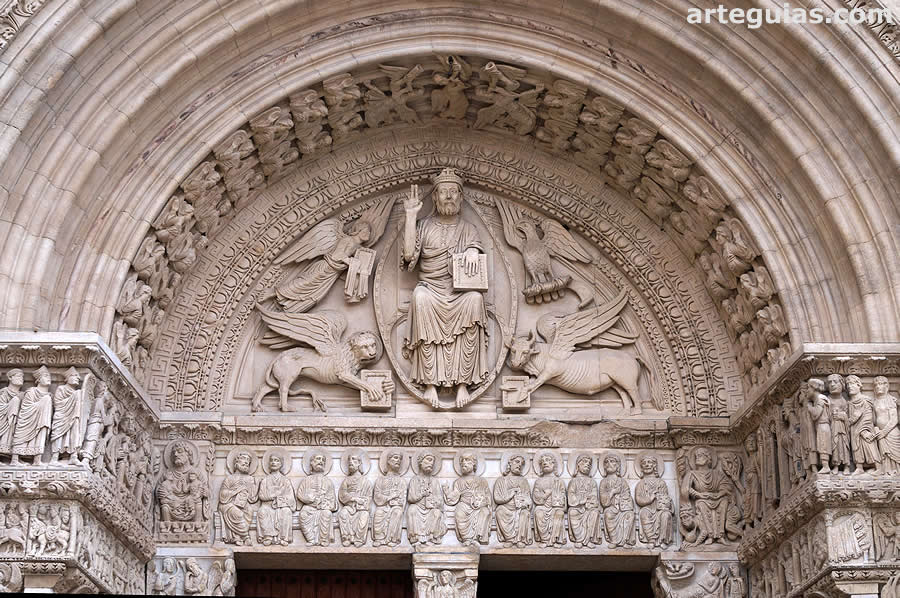 T&iacute;mpano de la portada: Cristo en Majestad y el Tetramorfos m&aacute;s los ap&oacute;stoles
