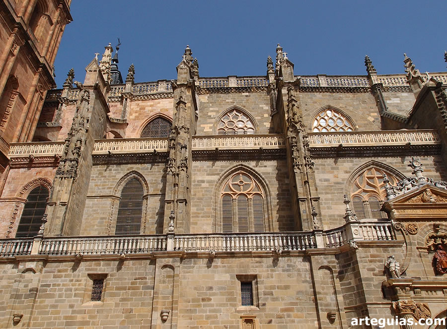 Aspecto de las naves de la catedral de Astorga desde el sur
