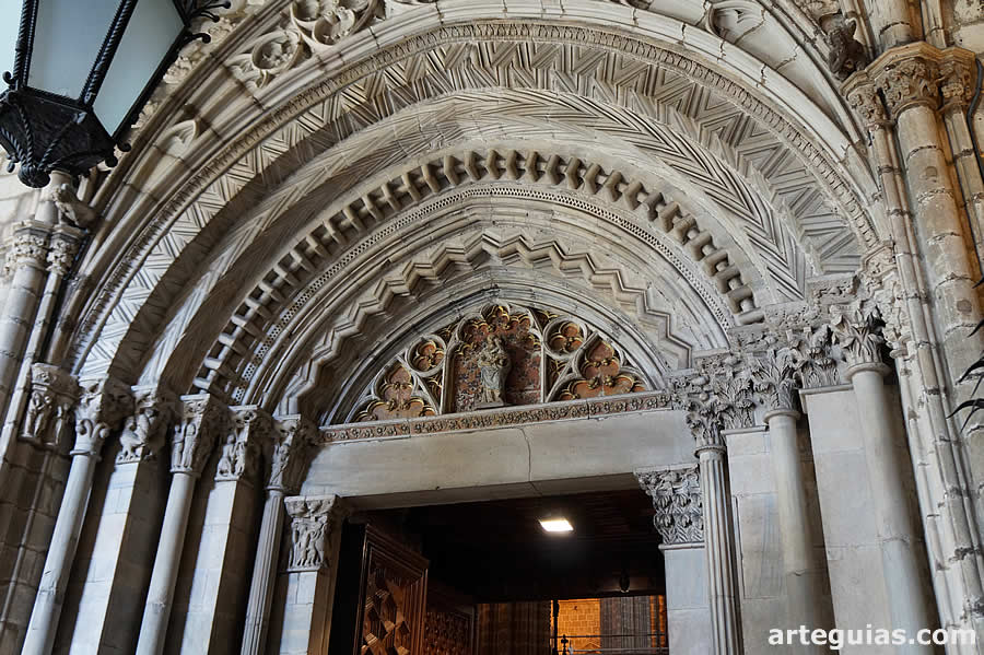 Puerta tardorrománica del claustro barcelonés