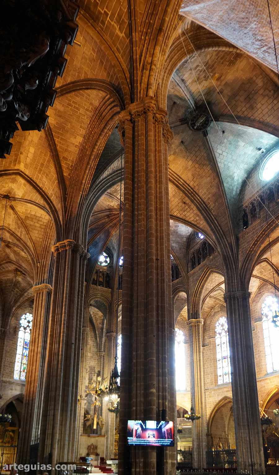 Pilares y arcos formeros de separación de las tres naves
