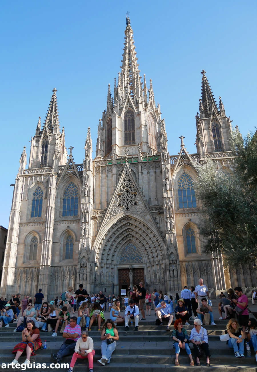 La espectacular fachada de la catedral de Barcelona no es original, sino una construcción neogótica historicista