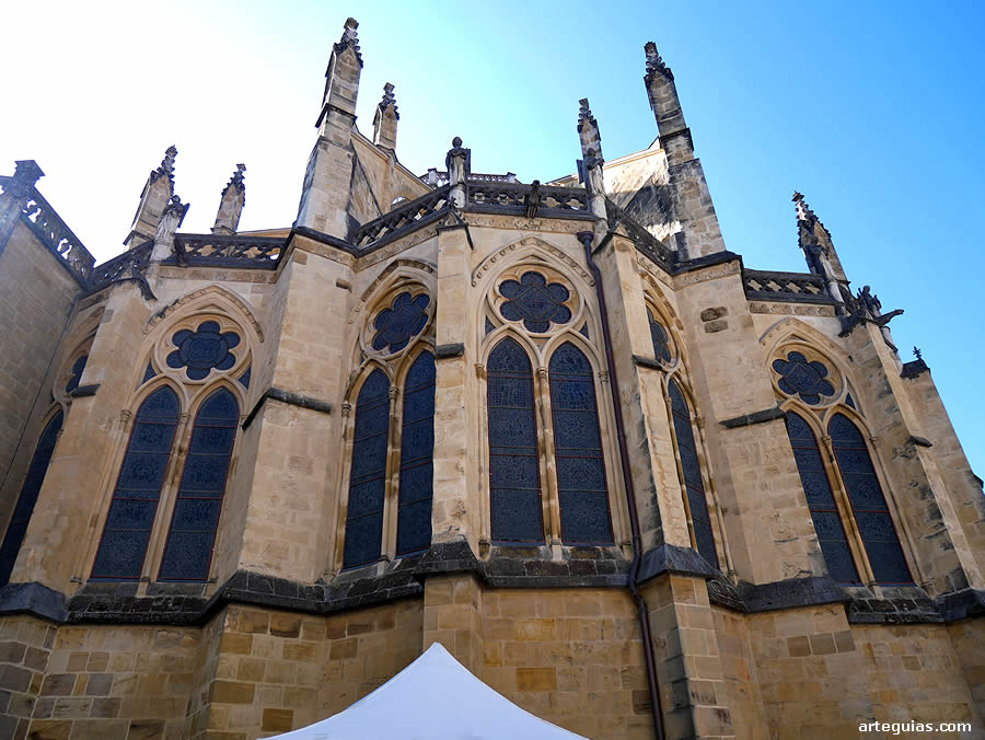 Exterior de la cabecera con sus capillas radiales