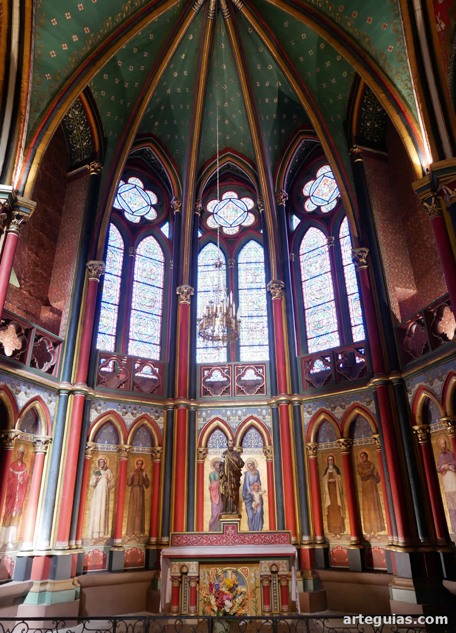 Una de las capillas radiales con su decoración del siglo XIX