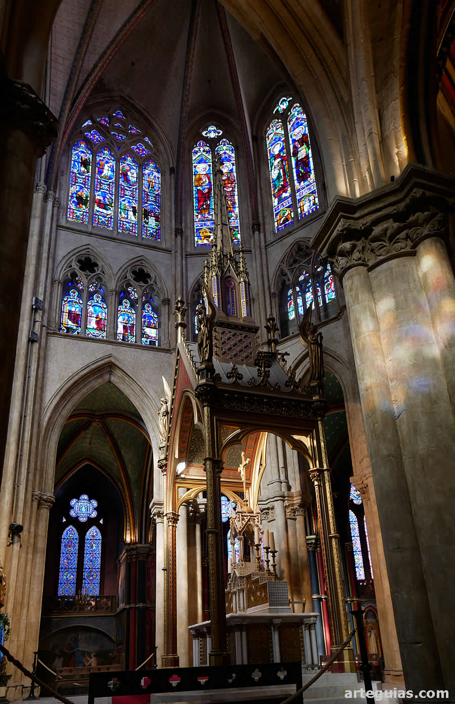 Precioso baldaquino sobre el altar principal