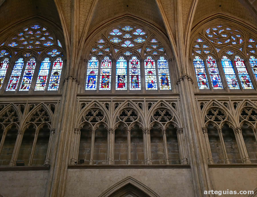 Las vidrieras de la catedral de Bayona son modernas pero ofrecen un aspecto agradable