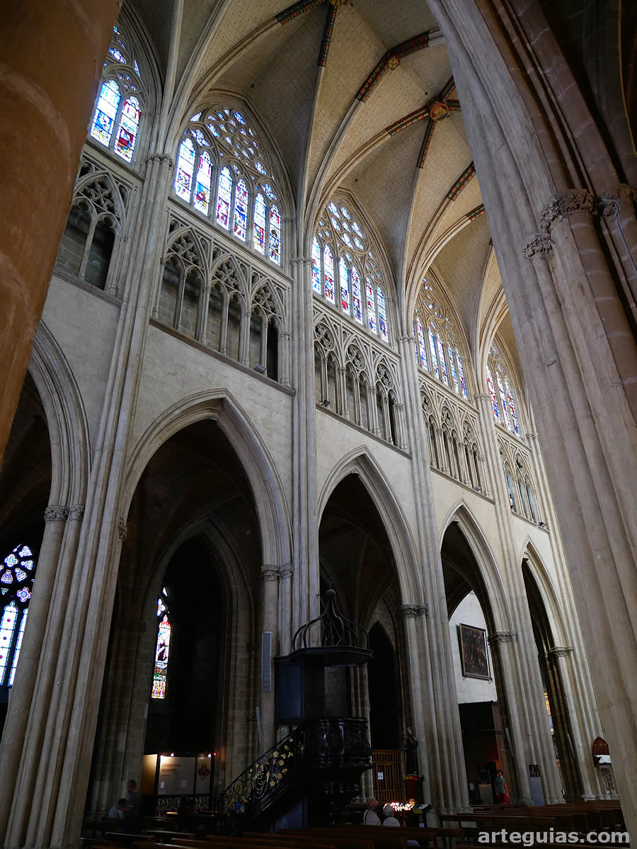 Interior de la catedral gótica de Bayona