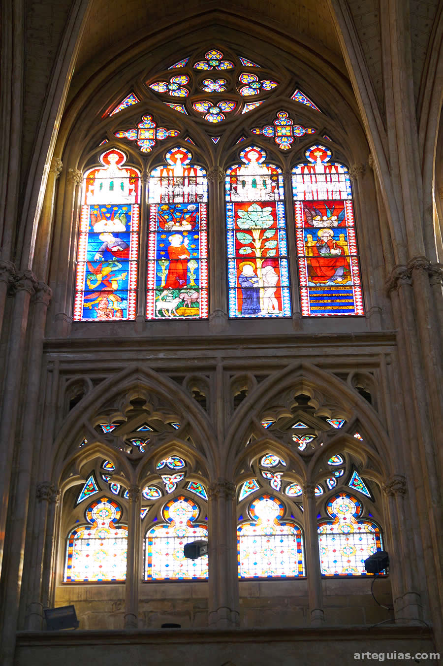 Triforio calado al exterior y nivel del claristorio