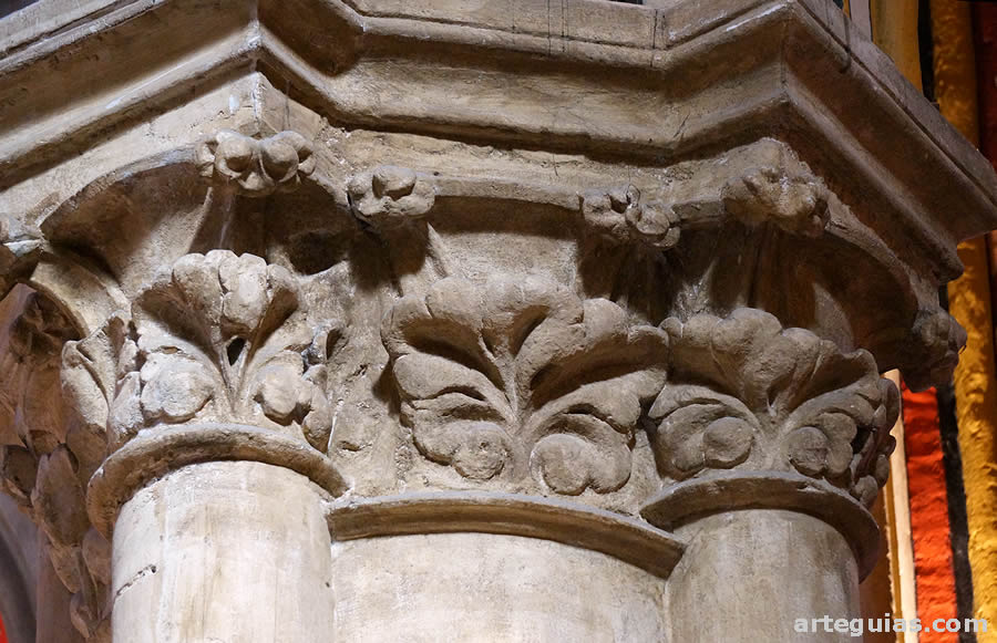 Capiteles de hojas y crochets típicos del gótico