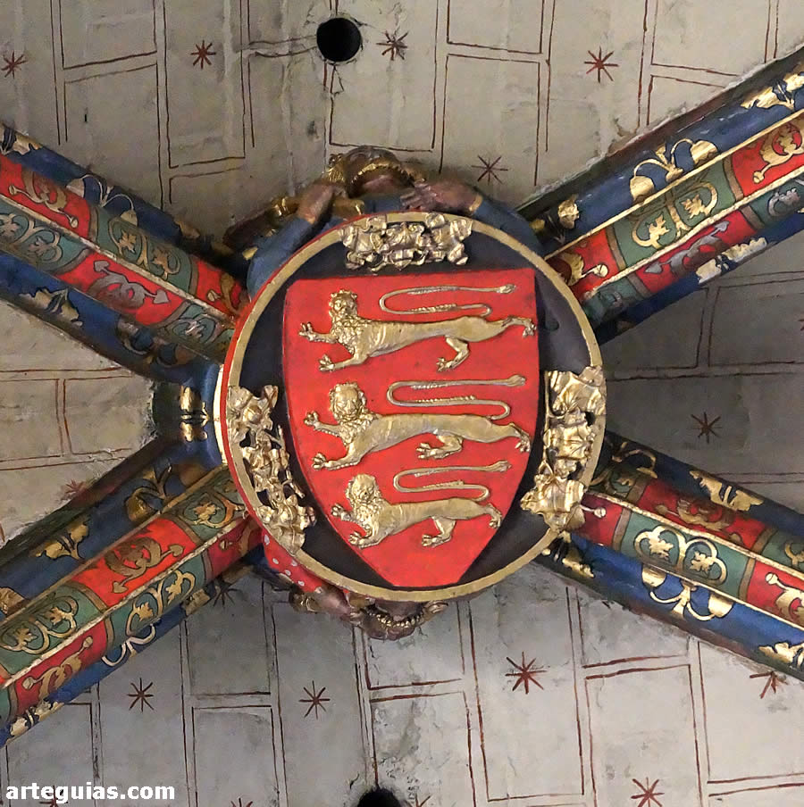 Clave de bóveda con los tres leones del escudo inglés