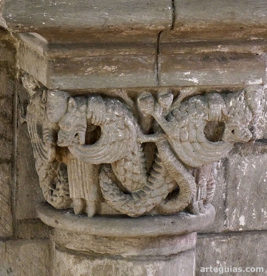 Catedral de B&eacute;ziers: capitel con hombres y dragones