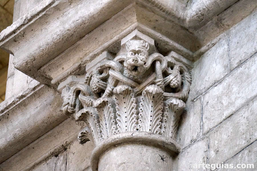 Capitel rom&aacute;nico de la catedral rom&aacute;nica