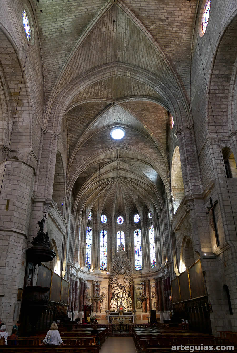Interior de la Catedral de B&eacute;ziers con la cabecera al fondo