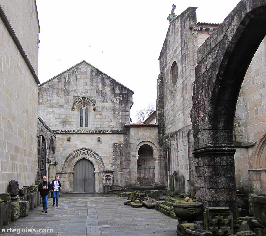 Claustro de San Amaro y al fondo la Capilla de San Giraldo
