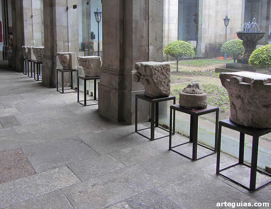 El claustro de la catedral de Braga (s. XIX) expone capiteles rom&aacute;nicos