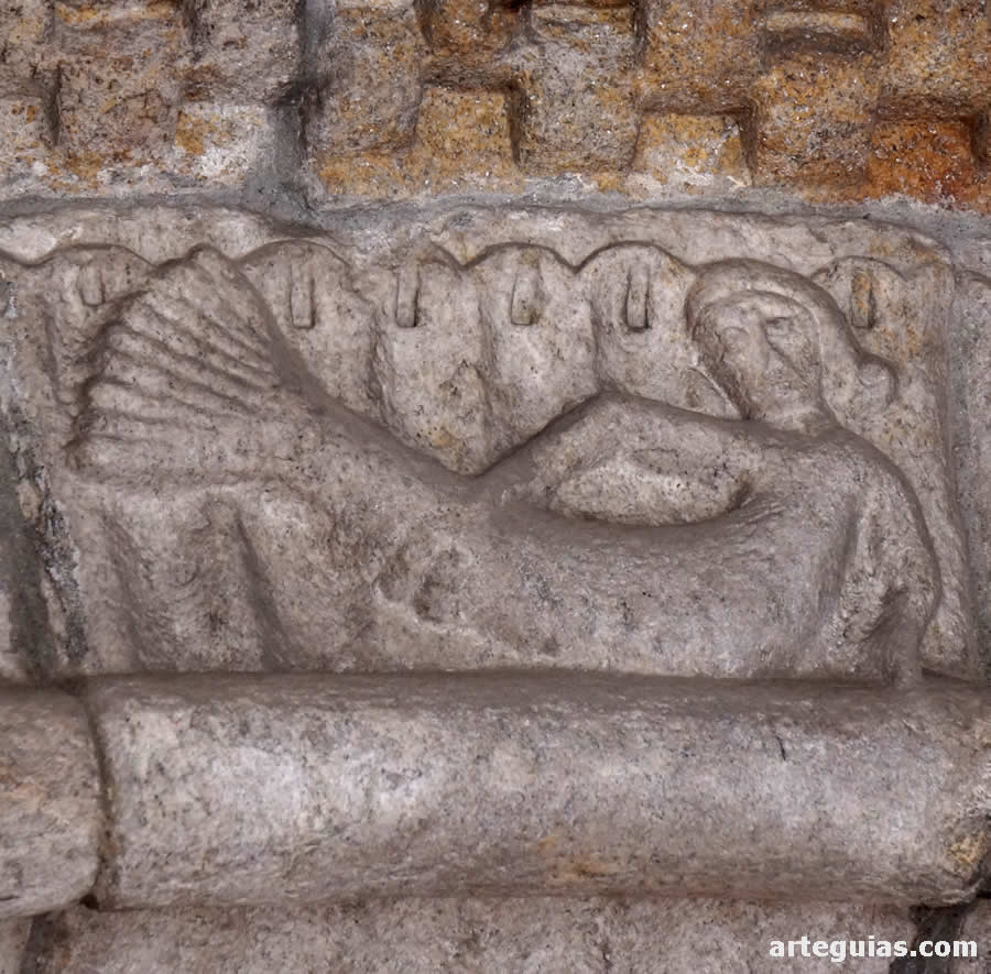 Sirena pez en una de las arquivoltas