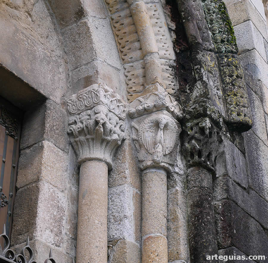 Columnas y arquivoltas de la portada sur llamada Puerta del Sol