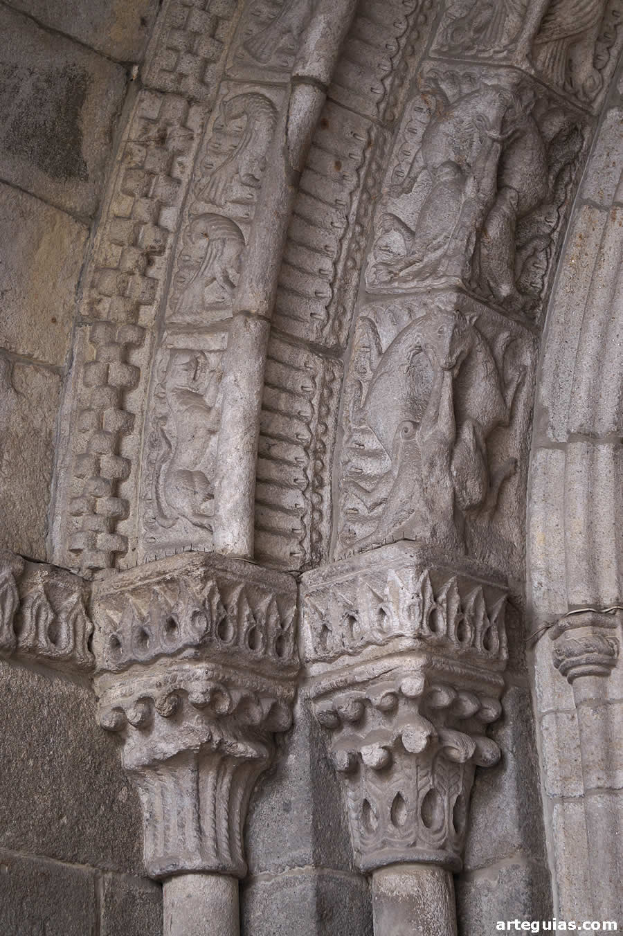 Detalle de la portada rom&aacute;nica oeste