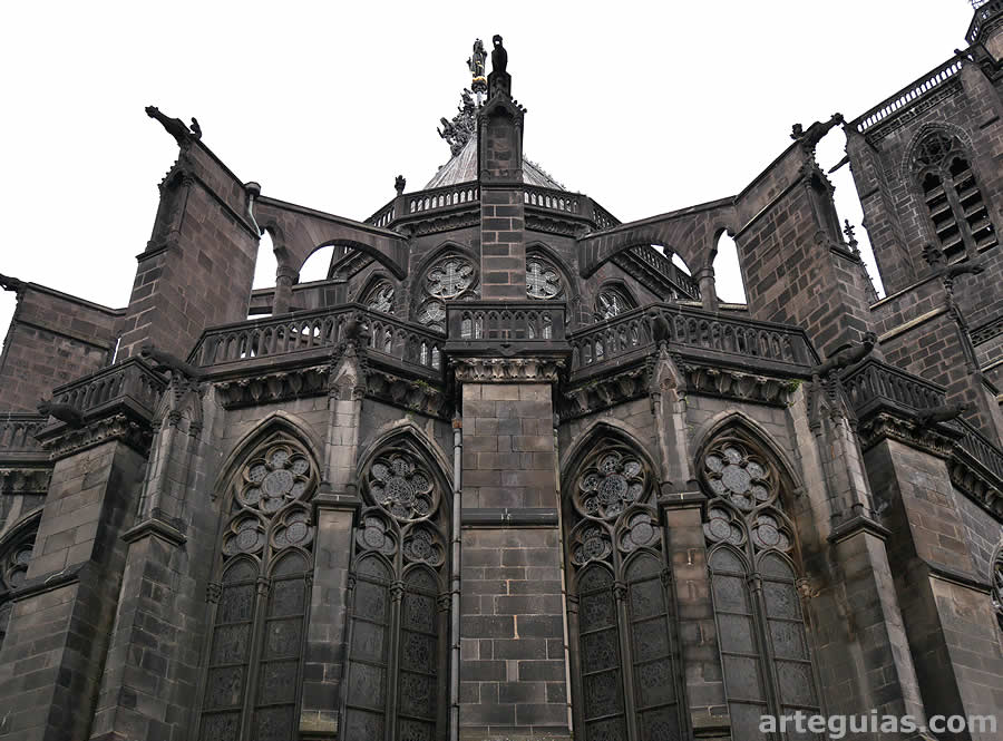 Cabecera con capillas radiales de la catedral de Clermont-Ferrand
