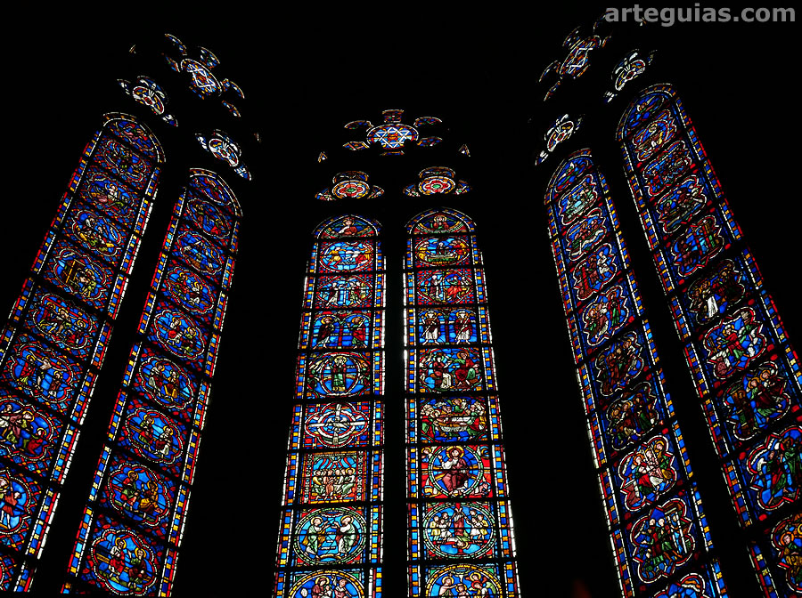 Vidrieras de una de las capillas radiales