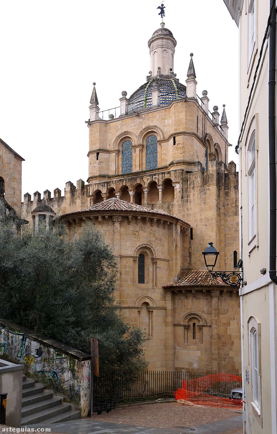 La Catedral Vieja de Coímbra desde el este