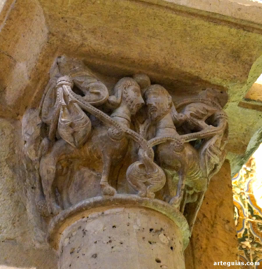 Capitel interior con centauros