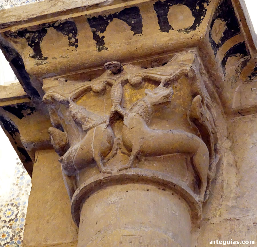 Capitel zoomorfo del interior de la catedral