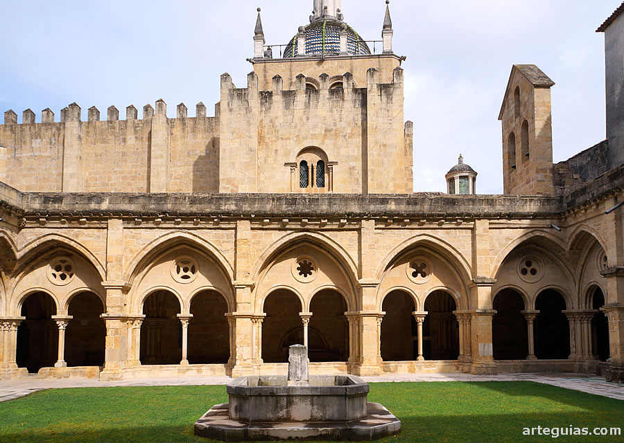 Claustro de la La Catedral Vieja de Coímbra