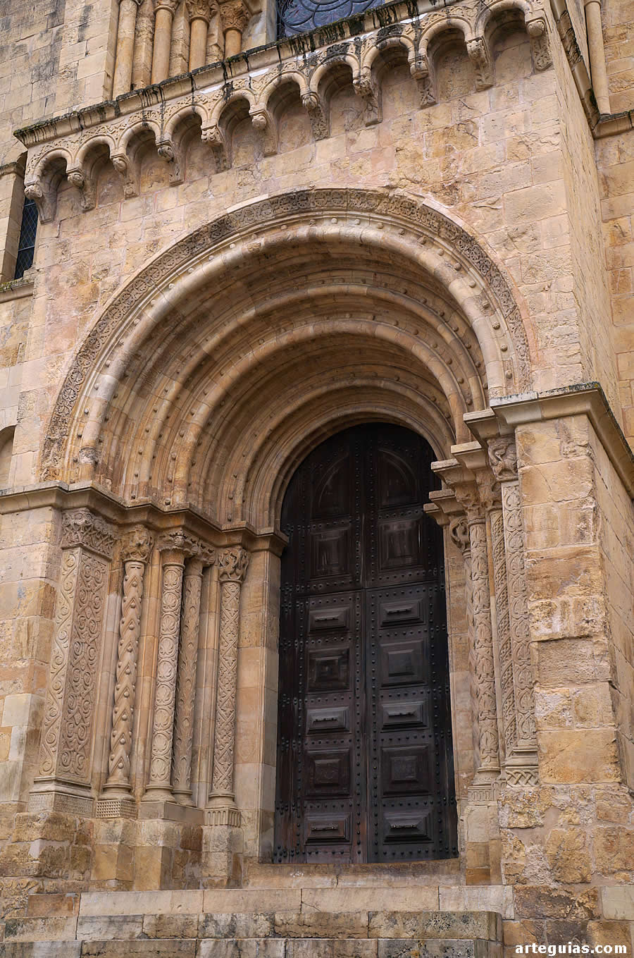 Puerta principal en el imafronte