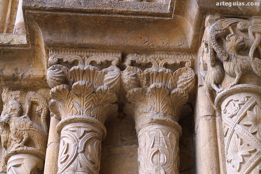 Columnas de la portada principal románica