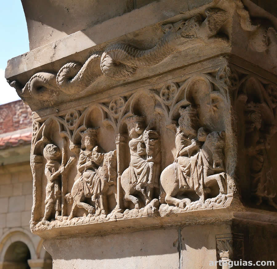 Uno de los pilares del claustro con un relieve g&oacute;tico del viaje de los Magos