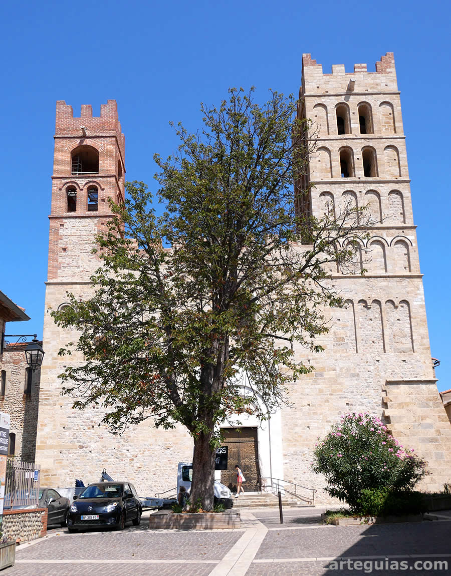 Fachada occidental de la catedral de Elna