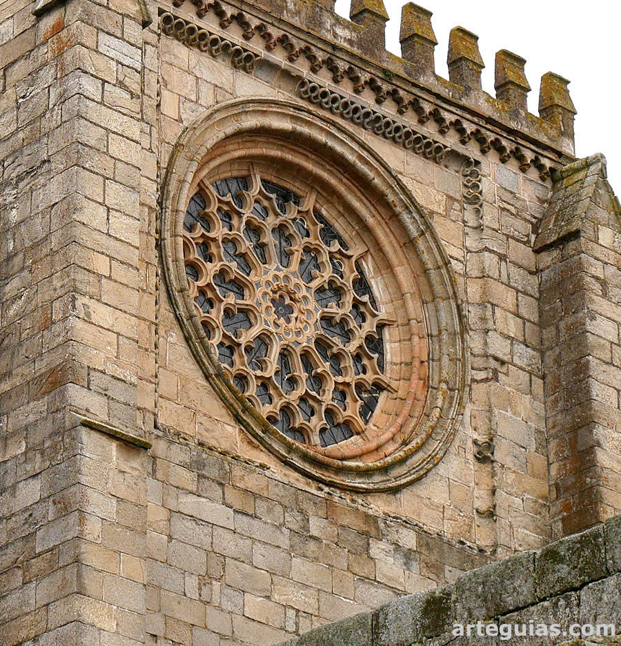 Rosetón en el hastial sur del transepto