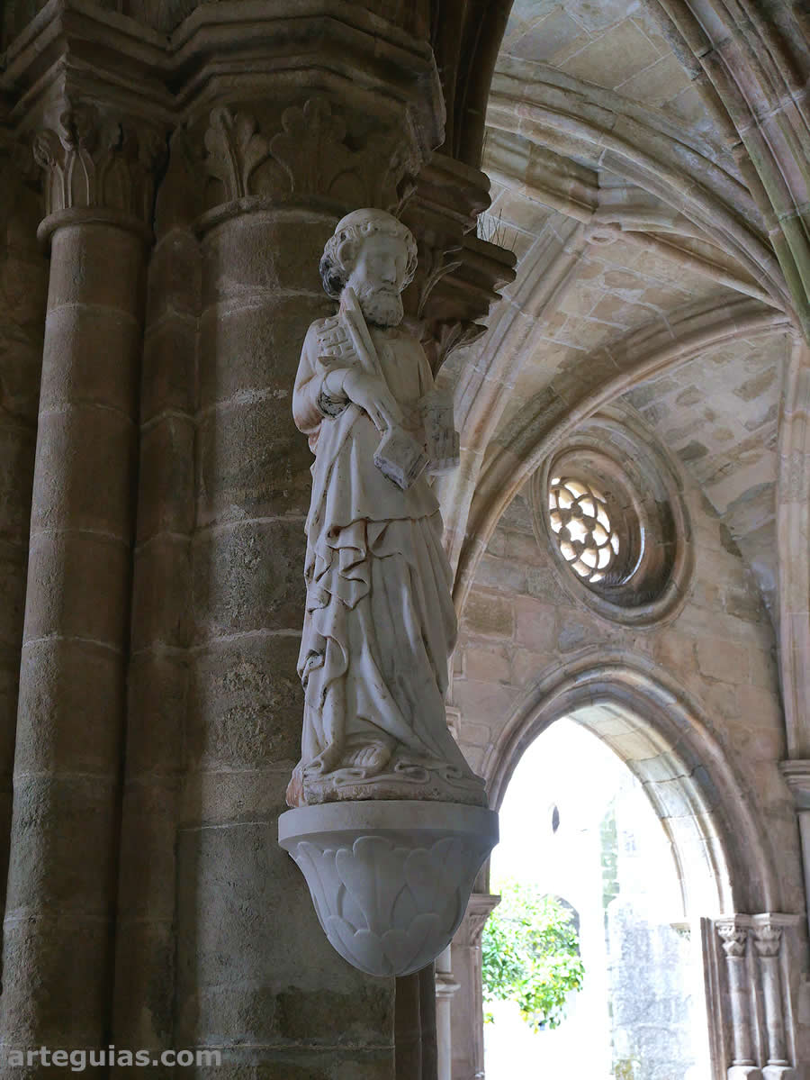 Estatua de San Pedro en el claustro catedralicio