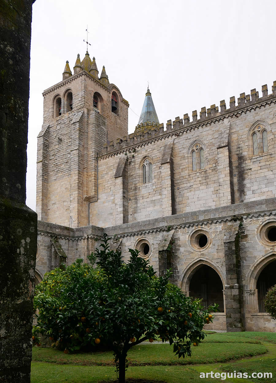 La catedral con una de las torres desde el claustro