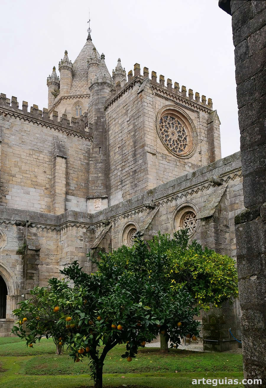 El cimborrio de la catedral de Évora desde el claustro